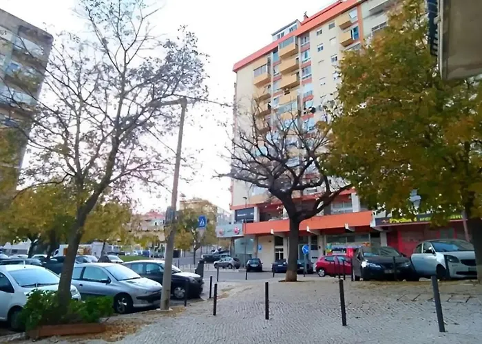 Quarto Cama Queen Lisboa Benfica Em Apartamento Familiar - Casa De Banho Compartilhada - Temos Cao