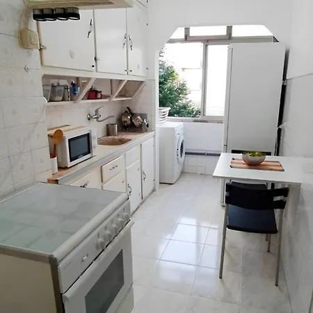 Quarto Cama Queen Lisboa Benfica Em Apartamento Familiar - Casa De Banho Compartilhada - Temos Cao Exterior photo