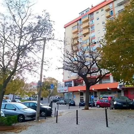 Quarto Cama Queen Lisboa Benfica Em Apartamento Familiar - Casa De Banho Compartilhada - Temos Cao Exterior photo