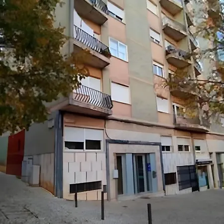 Quarto Cama Queen Lisboa Benfica Em Apartamento Familiar - Casa De Banho Compartilhada - Temos Cao Exterior photo