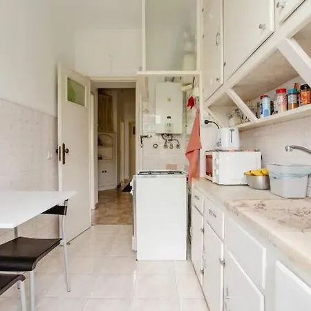 Quarto Cama Queen Lisboa Benfica Em Apartamento Familiar - Casa De Banho Compartilhada - Temos Cao Exterior photo