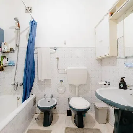 Quarto Cama Queen Lisboa Benfica Em Apartamento Familiar - Casa De Banho Compartilhada - Temos Cao Exterior photo