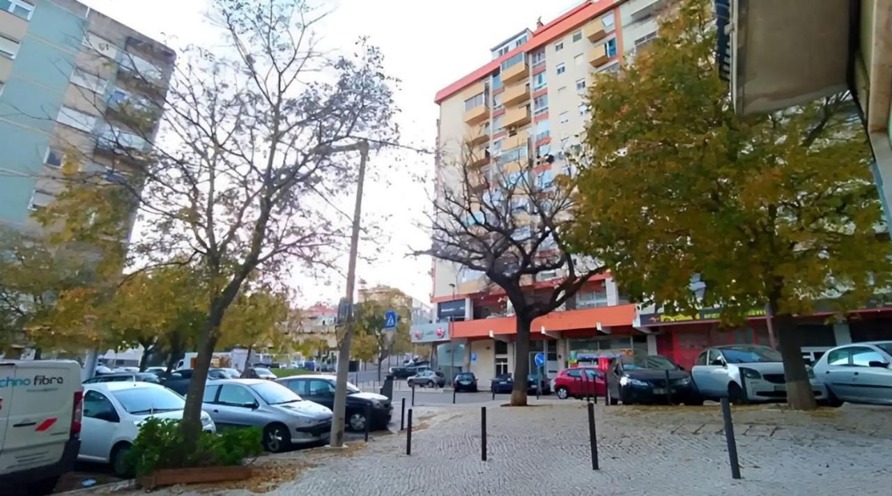 Cama Queen Benfica Em Familiar - Casa De Banho Compartilhada - Temos Cao Homestay Lisbon