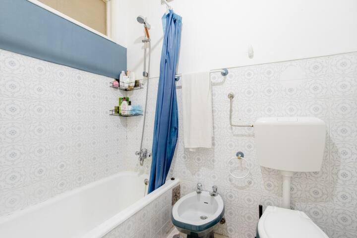 Cama Queen Benfica Em Familiar - Casa De Banho Compartilhada - Temos Cao Lisbon